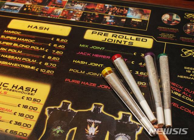 [엄스테르담=AP/뉴시스] 네덜란드 암스테르담 시장인 펨케 할세마는 13일(현지시간) 시의원에 서한을 보내고 더이상 커피숍에서 외국인에 대마초를 판매할 수 없도록 하는 규정을 만들 것을 제안했다. 사진은 암스테르담의 커피숍에서 판매 중인 대마초와 메뉴판. 2020.2.14.