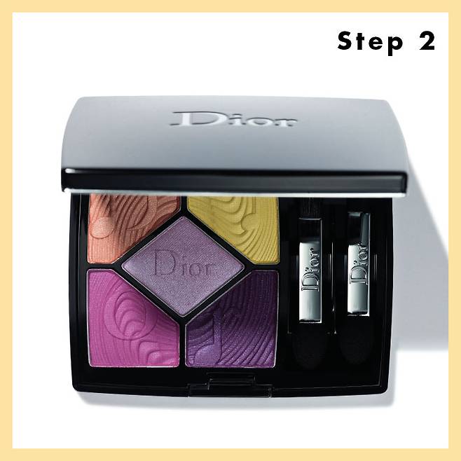 STEP 2 → 아이섀도를 공들이지 않고 브러시로 쓱쓱 칠하되, 연한 컬러부터 터치해야 실패 확률이 적다. 아이섀도 브러시에 매트한 옐로 컬러를 소량 묻힌 뒤 양쪽 눈가의 서로 다른 위치에 발라줄 것.