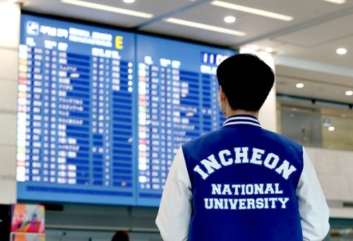 중국인 유학생 기다리는 인천대 직원 (인천=연합뉴스) 김상연 기자 = 14일 오전 인천국제공항 E 입국장 앞에서 인천대학교 국제지원팀 소속 A(35)씨가 중국인 유학생을 기다리고 있다. 2020.2.14 goodluck@yna.co.kr