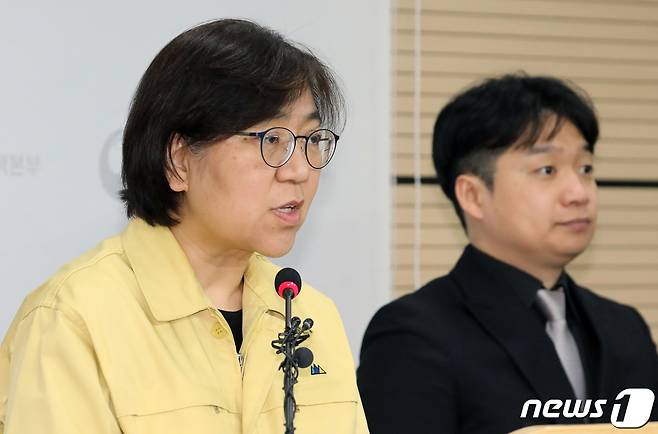 정은경 질병관리본부장이 17일 충북 청주시 오송읍 질병관리본부 브리핑실에서 신종 코로나바이러스 감염증(코로나19) 국내 발생 현황 브리핑을 하고 있다. 질병관리본부는 새로 확인된 30번째 환자는 52년생 한국 국적의 여자 환자로 29번째 환자의 배우자이며 접촉자에 대한 조사는 현재 진행 중이라고 밝혔다. 이어 29번째 자의 접촉자는 현재까지 114명이 확인됐으며 접촉자는 자가격리 등의 조치가 진행 중이라고 설명했다. 2020.2.17/뉴스1 © News1 장수영 기자