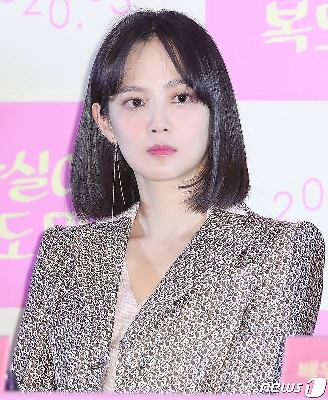 배우 윤승아가 17일 오후 서울 용산구 CGV 용산아이파크몰에서 열린 영화 ‘찬실이는 복도 많지’ 언론시사회에 참석해 취재진의 질문을 듣고 있다. ‘찬실이는 복도 많지’는 인생 최대의 위기, 극복은 셀프! 행복은 덤! 씩씩하고 '복' 많은 찬실이의 현생 극복기를 담은 작품이다. 2020.2.17/뉴스1 © News1 김진환 기자