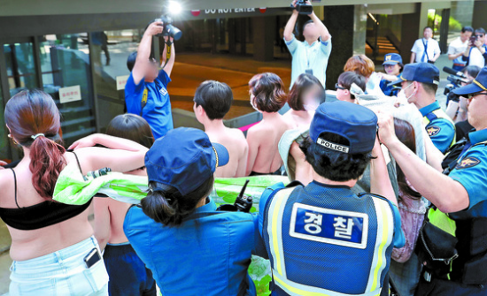 지난 2018년 6월2일 '불꽃페미액션' 회원들이 서울 강남구 페이스북코리아 앞에서 상의 탈의 시위를 하고 있다. 이들은 "페이스북은 여성의 나체 사진은 음란물로 규정해 삭제하면서 남성의 나체 사진은 삭제하지 않는다. 이런 차별은 없어져야 한다"며 "남성의 나체를 허용하는 것처럼 여성의 나체도 허용해야 한다"고 주장했다. [이미지출처=연합뉴스]