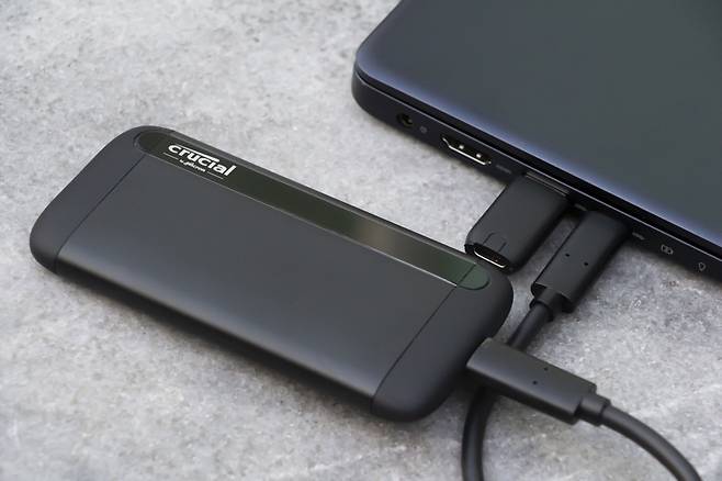 처음부터 USB C형으로 연결하는 장치를 활용하는 것도 좋은 방법. 출처=IT동아