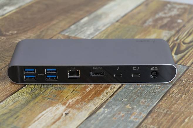 썬더볼트 3 포트 하나로 이보다 많은 장치를 동시에 연결할 수 있다. 출처=IT동아