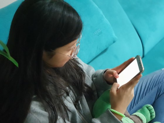 정 학생기자가 공신폰을 사용하는 모습을 촬영했다.