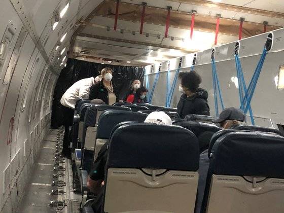 다이아몬드 프린세스호에서 내린 승객들이 17일 새벽 하네다공항에서 미국으로 향하는 전세기에 탑승하고 있다. [로이터=연합뉴스]