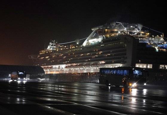 다이아몬드 프린세스호의 미국인 승객들은 태운 버스가 요코하마항을 빠져나가고 있다.[EPA=연합뉴스]