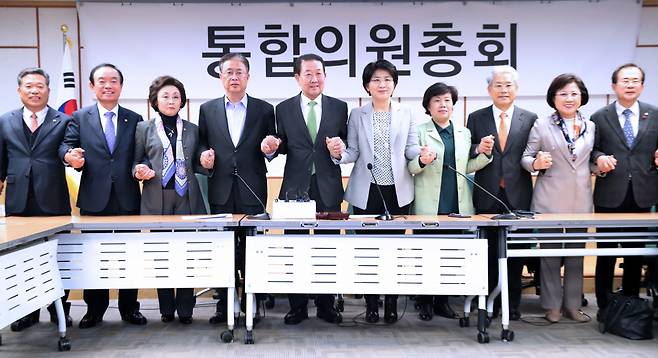 17일 오후 서울 여의도 국회 의원회관에서 열린 공동교섭단체 합동 의원총회에서 바른미래당, 대안신당, 민주평화당 소속 의원들이 손을 잡고 기념촬영을 하고 있다. [연합]