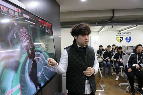 ‘젠지 엘리트 e스포츠 아카데미’(GEEA)의 오버워치 강사인 유지훈씨가 지난 12일 서울 강남구 GEEA 강의실에서 학생들에게 오버워치 전략을 설명하고 있다. GEEA 제공