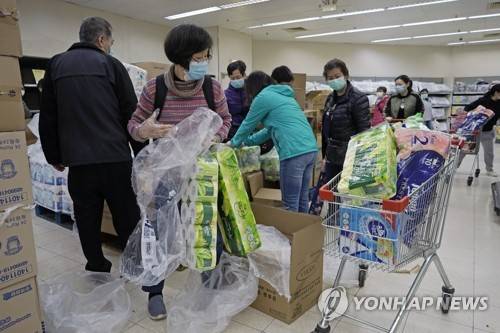 신종 코로나 불안감으로 생필품 사재기에 나선 홍콩 시민들 (홍콩 AP=연합뉴스) 마스크를 쓴 홍콩 시민들이 8일 한 슈퍼마켓에 들러 화장지를 대거 구입하고 있다. 신종 코로나 바이러스 확산에 따른 불안감 탓에 홍콩 전역에서는 화장지와 쌀 같은 생필품의 사재기가 벌어지고 있다. jsmoon@yna.co.kr