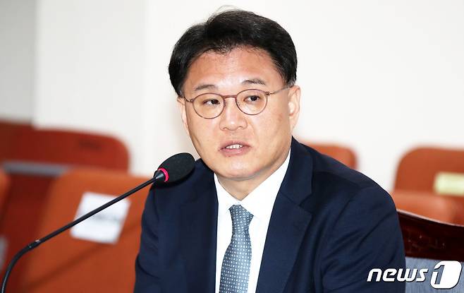 이경희 제주도 부교육감이 18일 제주도의회에서 제주도의회 교육위원회에 최근 2020학년도 공립 중등학교 교사 임용후보자 선정경쟁시험 합격자 재번복 사태에 대해 보고하고 있다.(제주도의회 제공) /© 뉴스1