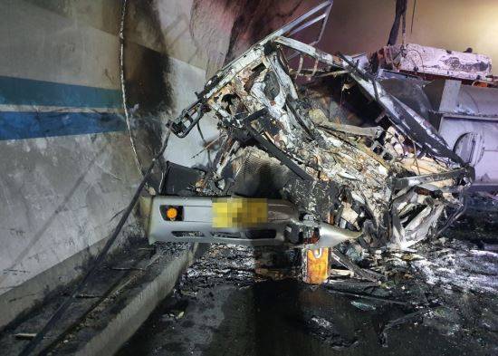 17일 낮 12시 23분께 순천∼완주 간 고속도로 상행선 남원 사매 2터널에서 탱크로리가 쓰러져 화재가 발생, 차량 수십대가 잇따라 추돌했다. 사진은 불이 난 탱크로리 모습. 연합뉴스