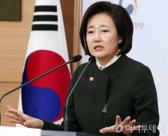 박영선 중소벤처기업부 장관이 지난 8일 오전 서울 종로구 정부서울청사 별관 브리핑실에서 경북 포항시 영일만 일대 'GS건설 배터리 리사이클 제조시설 구축' 관련 브리핑을 하고 있다.GS건설은 배터리 리사이클 사업을 신성장사업으로 추진하고 향후 3년간 포항 영일만 4산업단지 일대 36,000평 부지에 토지매입(180억원), 배터리 재활용 생산공장 건설(300억원), 기계설비구축(520억원) 등 총 1,000억원을 투자할 계획이다. / 사진=김창현 기자 chmt@