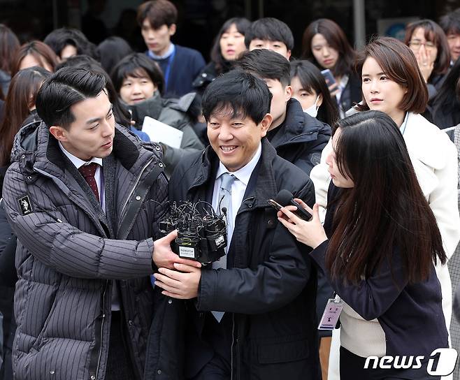 이재웅 쏘카 대표가 19일 오전 서울 서초구 서울중앙지방법원에서 열린 여객자동차 운수 사업법 위반 선고공판을 마친 후 법정을 나서고 있다. 서울중앙지법 형사18단독 박상구 부장판사는 이날 여객자동차 운수사업법 위반 혐의로 기소된 이재웅 쏘카 대표와 박재욱 브이씨앤씨(VCNC) 대표에게 각각 무죄를 선고했다. 박 부장판사는 타다 서비스가 이용자와 타다 간의 승합차 임대차 계약, 즉 렌터카라고 판단했다. 2020.2.19/뉴스1 © News1 신웅수 기자