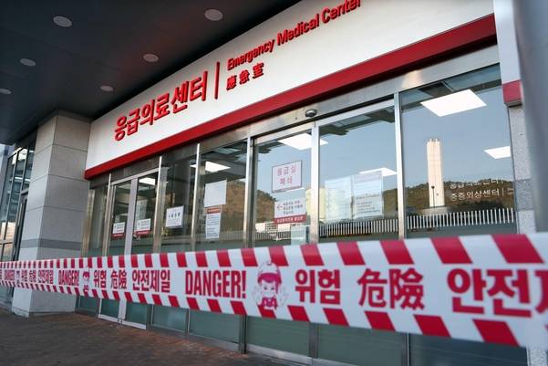 부산 해운대 백병원을 방문한 40대 여성에 대한 신종 코로나 감염증 역학조사가 진행돼 해당 병원의 응급실이 19일 임시 폐쇄됐다. /연합뉴스