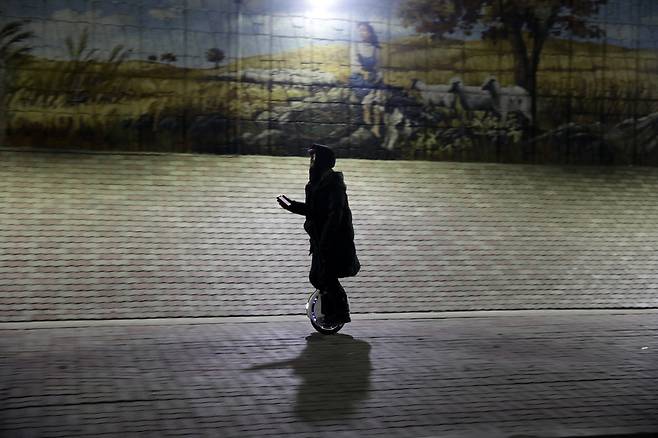 대리운전기사 김병운씨가 지난 4일 새벽 3시께 경기 용인시 수지구 상현동에서 스마트폰을 보면서 사우나를 찾아가고 있다.