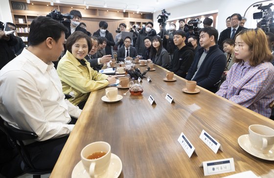18일 유은혜 교육부 장관이 서울 한국외대를 찾아 학생들과 간담회를 하고 있다. [연합뉴스]