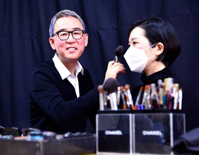 Oh Dae-sik, a professor of beauty and health care at Daejeon University and a former chief makeup artist at Chanel, demonstrates makeup for face masks. (Park Hyun-koo/The Korea Herald)