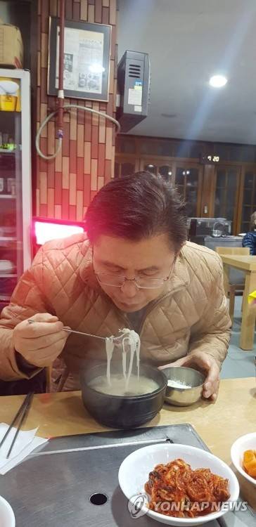 설렁탕집에서 아침먹는 황교안 (서울=연합뉴스) 미래통합당 황교안 대표가 19일 서울 종로구 안국역 인근 설렁탕집에서 아침식사를 하고 있다.  2020.2.19  [황교안 페이스북. 재판매 및 DB 금지] photo@yna.co.kr