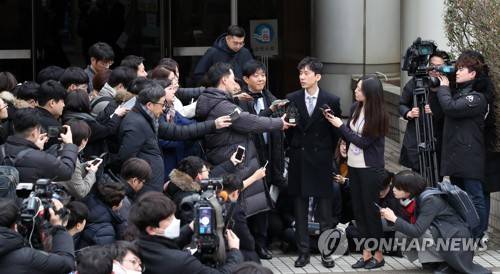 '타다'와 '쏘카'에 쏠린 관심 (서울=연합뉴스) 임헌정 기자 = 여객자동차 운수사업법 위반 혐의로 기소돼 1심에서 무죄를 선고받은 이재웅 쏘카 대표와 타다 운영사 VCNC 박재욱 대표가 19일 오전 서울 서초구 서울중앙지법에서 열린 선고공판에 출석한 뒤 법정을 나와 취재진 질문에 답하고 있다. kane@yna.co.kr