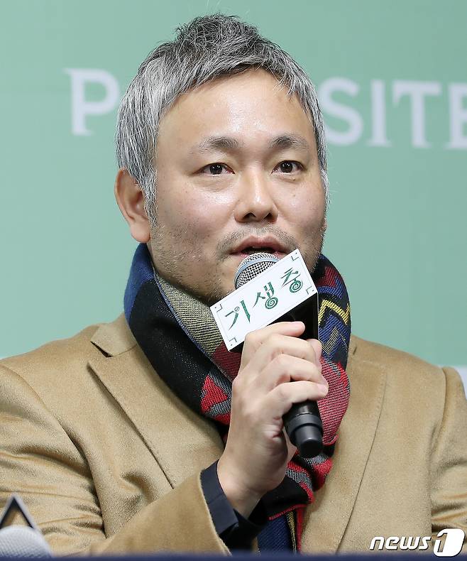 이하준 미술감독이 19일 오전 서울 중구 소공로 웨스틴조선호텔에서 열린 영화 ‘기생충’ 기자회견에서 인사말을 하고 있다.  /2020.2.19 /뉴스1 © News1 김진환 기자