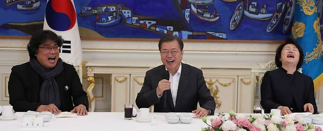 문재인 대통령이 20일 초청 오찬사를 하고 있다. 문 대통령이 메뉴에 대해 말하자 참석자들이 웃고 있다. [연합뉴스]