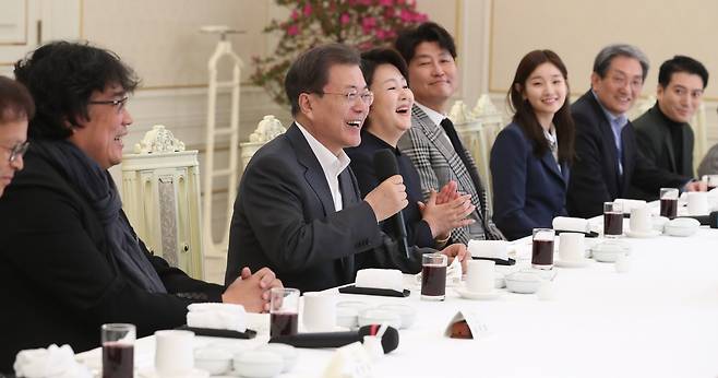 문재인 대통령과 참석자들이 20일 청와대 본관 인왕실에서 환담을 하고 있다. 청와대사진기자단