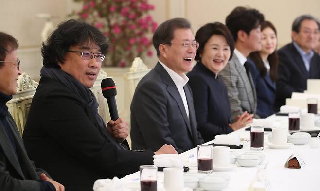 봉 감독이 20일 청와대 본관 인왕실에서 열린 오찬에 참석해 인사말을 하고 있다. 청와대사진기자단