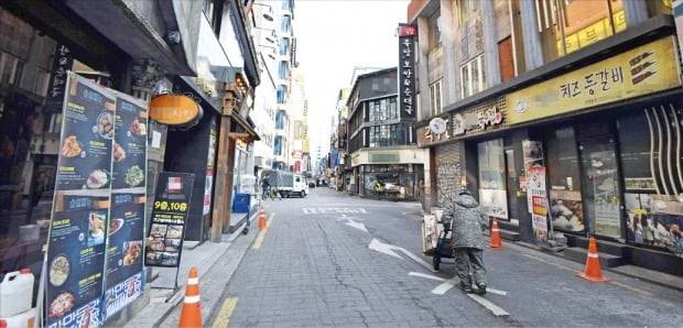 < 썰렁한 종로 ‘젊음의 거리’ > 내수 침체와 코로나19 확산의 영향으로 자영업 불황이 장기화될 것이라는 우려가 커지고 있다. 20일 서울 종로 ‘젊음의 거리’가 썰렁한 모습을 보이고 있다.  신경훈 기자 khshin@hankyung.com