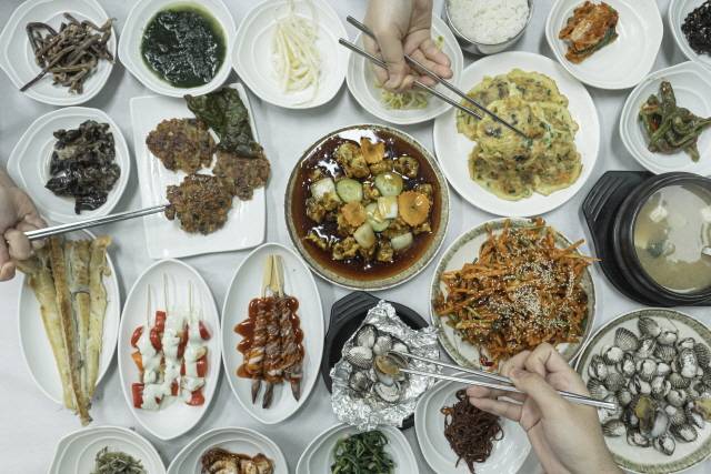 전남 보성 벌교의 꼬막정식. 벌교 읍내에는 데친 참꼬막, 꼬막전, 꼬막회무침 등 푸짐한 꼬막정식을 내는 식당이 많다. /사진=한국관광공사