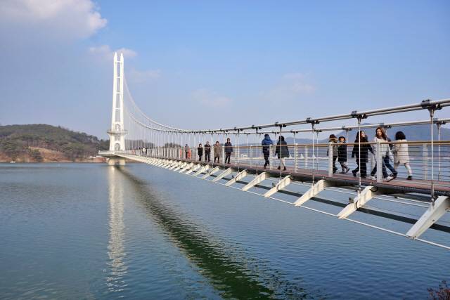 1402m의 예당호 출렁다리는 국내 최장 길이를 자랑한다. /사진=한국관광공사