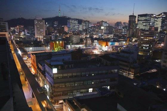 세운상가 옥상 전망대에 내다본 서울 야경. 남산 아래로 충무로와 을지로가 이어진다. 먼데의 환한 빌딩과 달리 세운상가 주변 건물은 깜깜하다. 세운상가는 한국 최초의 주상복합건물이다. 50년 전만 해도 서울의 랜드마크였다는 뜻이다.