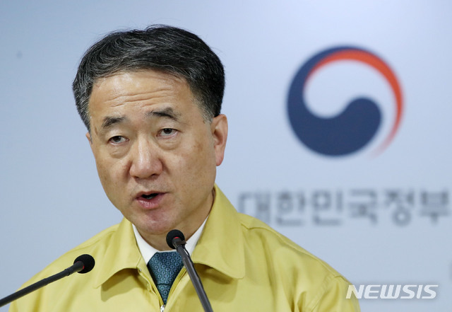 [서울=뉴시스]박미소 기자 = 박능후 중앙사고수습본부장(보건복지부 장관)이 21일 오전 서울 종로구 정부서울청사에서 신종 코로나 바이러스 감염증(코로나19) 확대 중앙사고수습본부 회의 결과를 브리핑하고 있다. 2020.02.21.  misocamera@newsis.com