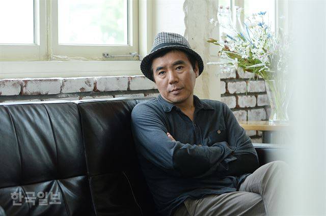 영화 교육 과정을 거치지 않고 영화계에 입문한 김지운 감독은 매번 다른 장르 영화로 자기 색깔을 드러내며 입지를 다져왔다. 한국일보 자료사진