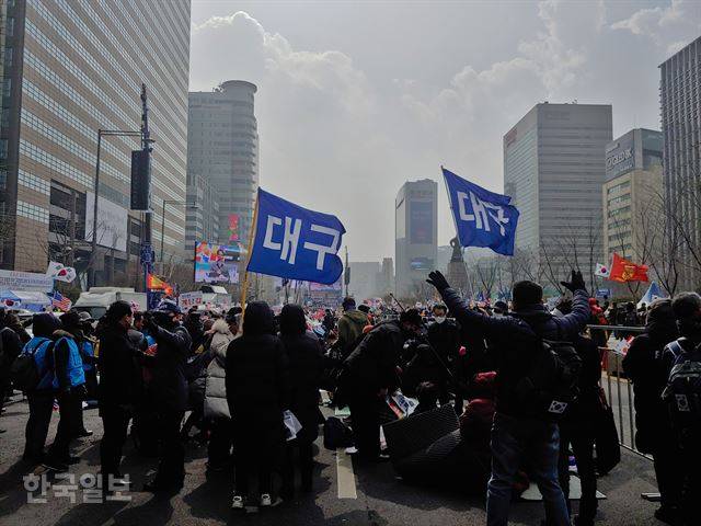 [저작권 한국일보] 22일 서울 종로구 광화문 광장에서 열린 문재인하야범국민투쟁본부 집회에서 대구에서 온 참가자들이 지역을 알리는 깃발을 들고 있다. 김현종 기자/2020-02-22(한국일보)
