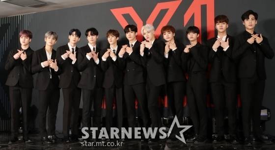 &nbsp;그룹 엑스원이 서울 고척스카이돔에서 진행된 X1(엑스원) 첫 번째 미니 앨범 '비상 : QUANTUM LEAP(비상 : 퀀텀 리프)' 발매 기념 데뷔 기자간담회에 참석해 포즈를 취하고 있다. / 사진=김휘선 기자 hwijpg@