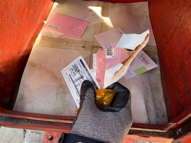 서울역 인근 한 우체통을 열자 아이스크림 껍질 등 각종 쓰레기가 나왔다. 이미령 인턴기자