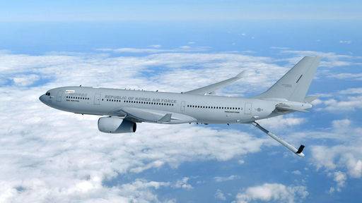 공군 KC-330 공중급유기가 성능점검을 위해 비행을 하고 있다. 공군 제공