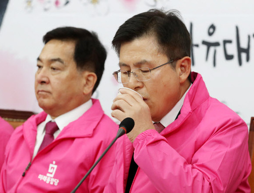 황교안 미래통합당 대표가 20일 서울 여의도 국회에서 열린 최고위원회의에서 물을 마시고 있다. 뉴시스