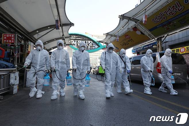 신종 코로나바이러스 감염증(코로나19) 확산이 계속되는 가운데 임시휴장에 들어간 대구 중구 서문시장에서 상인연합회 관계자들이 방역을 하고 있다./뉴스1 © News1 공정식 기자