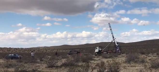 지난 22일 오후 2시 미국 캘리포니아 로스앤젤레스 동쪽편 사막에서 평평한 지구 탐사 로켓발사가 이뤄졌다. 마이크 휴스 자체 제작 로켓이 이동형 장비에 탑재돼 있다. @justindchapman 트위터 캡처.