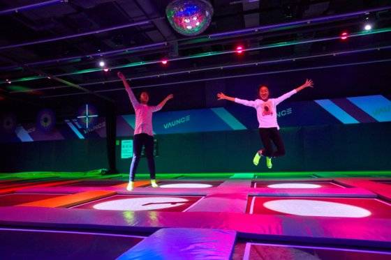 피버나잇 체험에서는 흥겨운 음악, 화려한 불빛 덕에 트램펄린 운동 중 흥이 더 오른다.