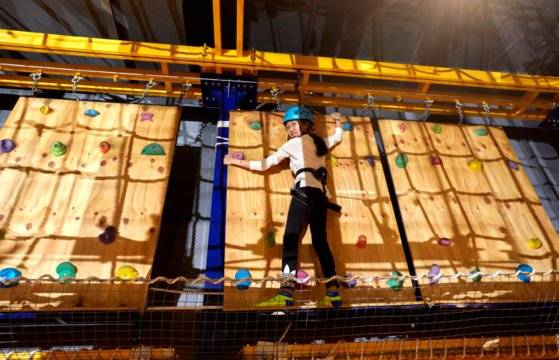 학생기자단이 스카이챌린지 구역에서 짚라인을 타기 위해 암벽 등반 코스를 이용했다.