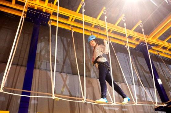 맹서후 학생기자가 스카이챌린지 구역에서 카메라를 향해 웃어 보였다.