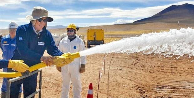 최정우 포스코 회장(왼쪽)이 아르헨티나 리튬 탐사현장에서 지하 염수를 뽑아올리고 있다.   /한경DB