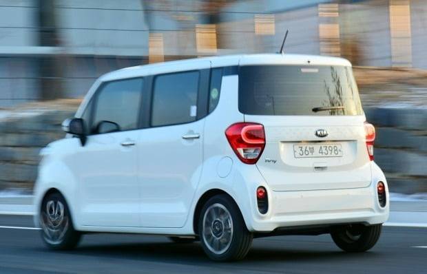 2020년형 레이는 차로이탈방지 등 첨단 사양이 대폭 강화됐다. 사진=기아자동차