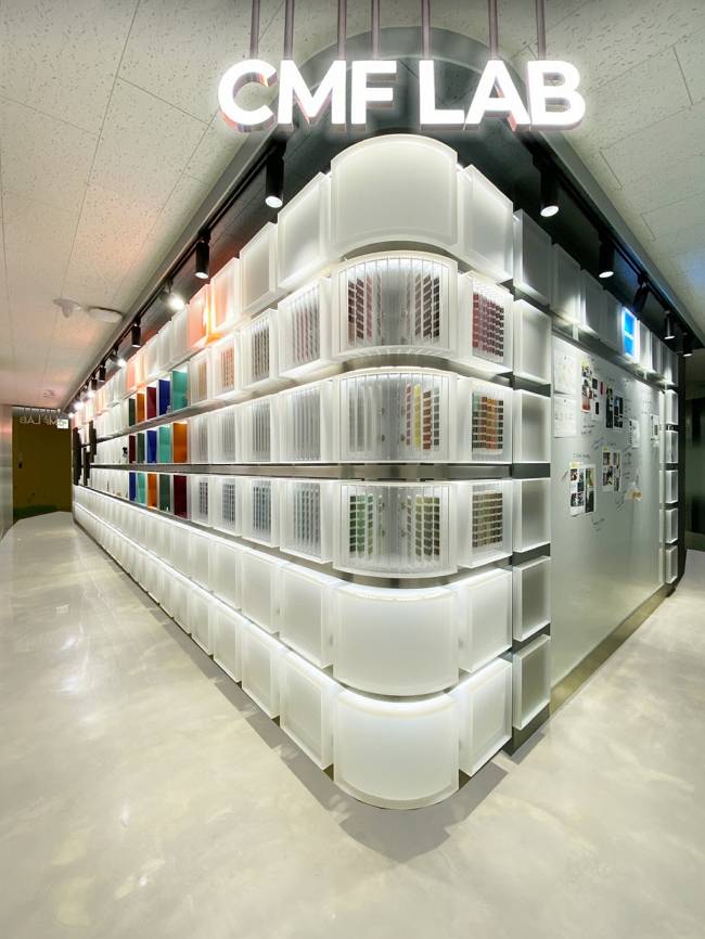한국테크놀로지그룹의 최첨단 프로토타입 및 양산 솔루션 기업 모델솔루션이 최신 산업 디자인 동향을 소개하고 다양한 소재의 제품 적용 사례를 보여주는 디자인 트렌드 전시공간 ‘CMF(Color, Materials, Finish) LAB’을 오픈했다. /사진=한국테크놀로지그룹
