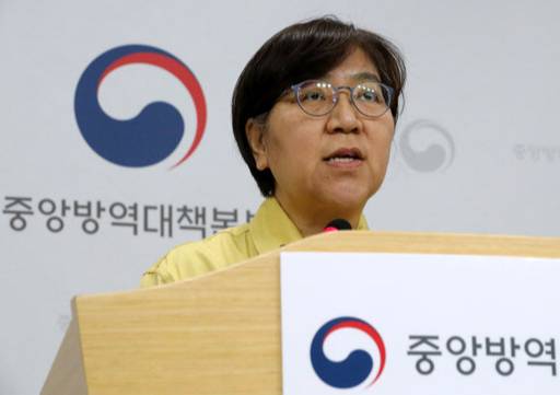 정은경 중앙방역대책본부장(질병관리본부장)이 24일 오후 충북 청주시 질병관리본부에서 신종 코로나바이러스 감염 증 국내 발생현황 및 확진환자 중간조사 결과 등 정례브리핑을 하고 있다. 연합뉴스