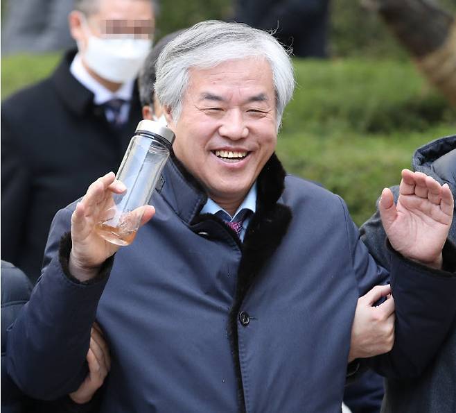 공직선거법 위반 혐의를 받는 전광훈 한국기독교총연합회 대표회장 목사가 24일 구속 전 피의자 심문(영장실질심사)을 마치고 서초구 서울중앙지법을 나서고 있다. (사진 = 연합뉴스)