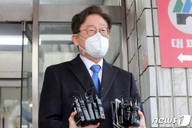 이재명 경기도지사가 25일 오후 경기도 과천시 별양동 소재 신천지예수교회 교육관에서 강제역학조사 현장 방문을 마치고 입장을 밝히고 있다. 경기도는 "신천지 과천교회 신도 가운데 2명이 신종코로나 바이러스 감염증(코로나19) 확진판정을 받았으며 신도명단을 제출하겠다고 했지만 정확한 명단인지 알 수 없어 과천 본사에 대한 강제역학조사에 들어가게 됐다"고 밝혔다. 2020.2.25/뉴스1 © News1 조태형 기자